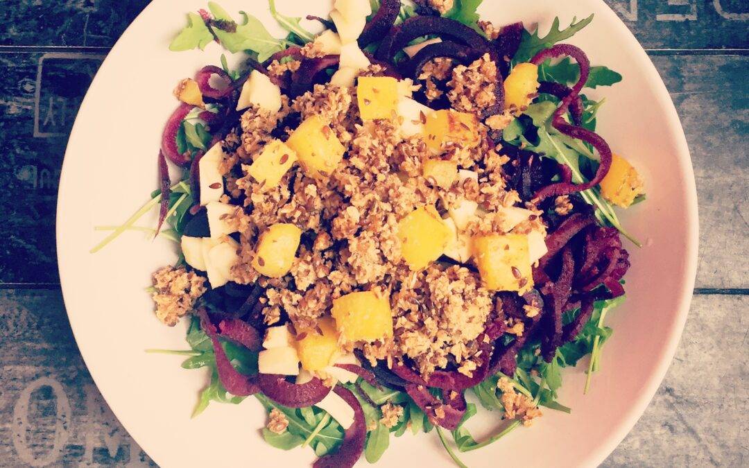 Salade de Betterave Jaune Rôtie & Crumble Maison